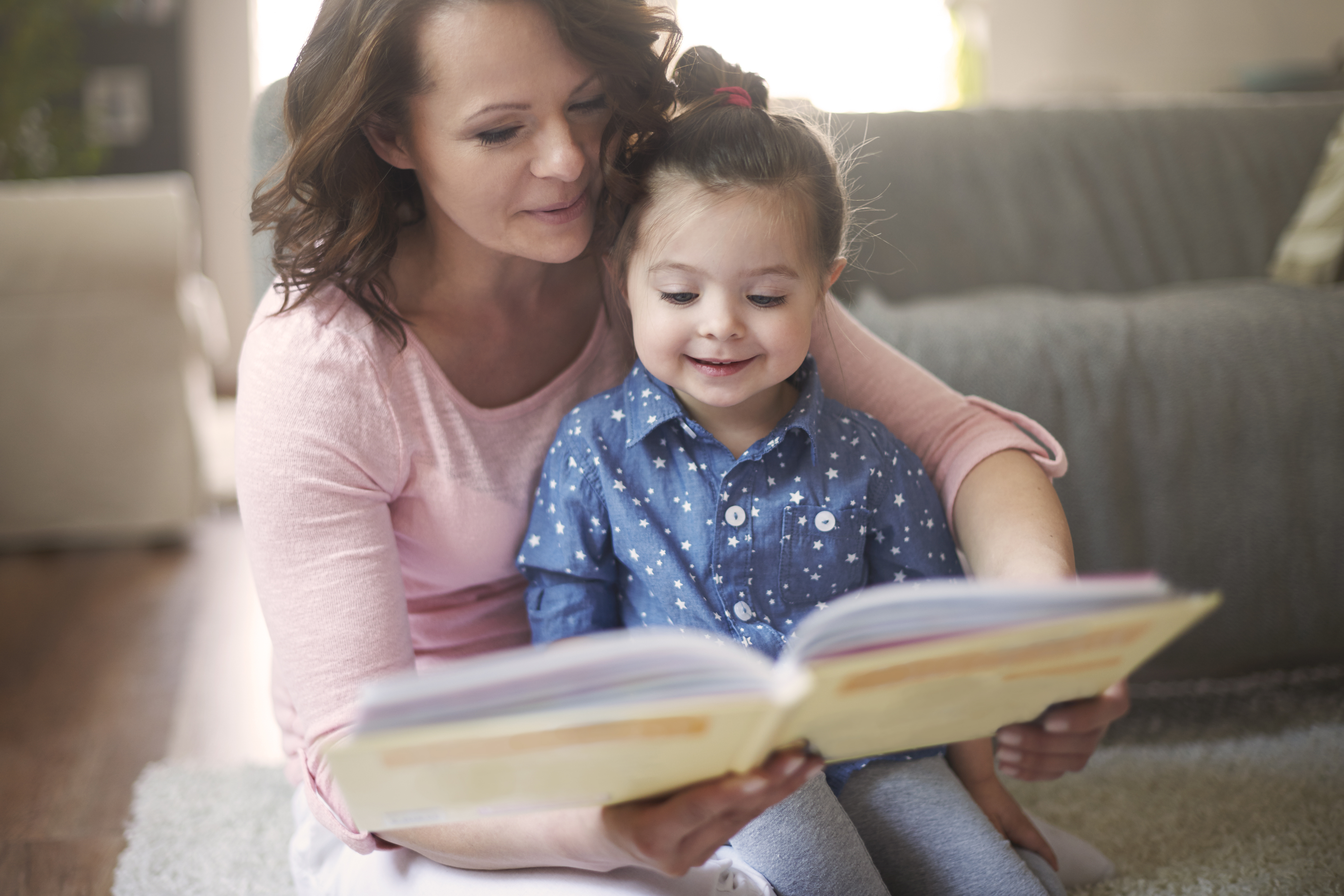 Мама читает детям картинки. Чтение для детей. Дети читают. Мама читает ребенку. Билингвизм у детей.